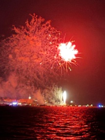 Vu du feu d’artifice depuis la location de catamaran de Des Voiles et des Catas sur le bassin d’Arcachon