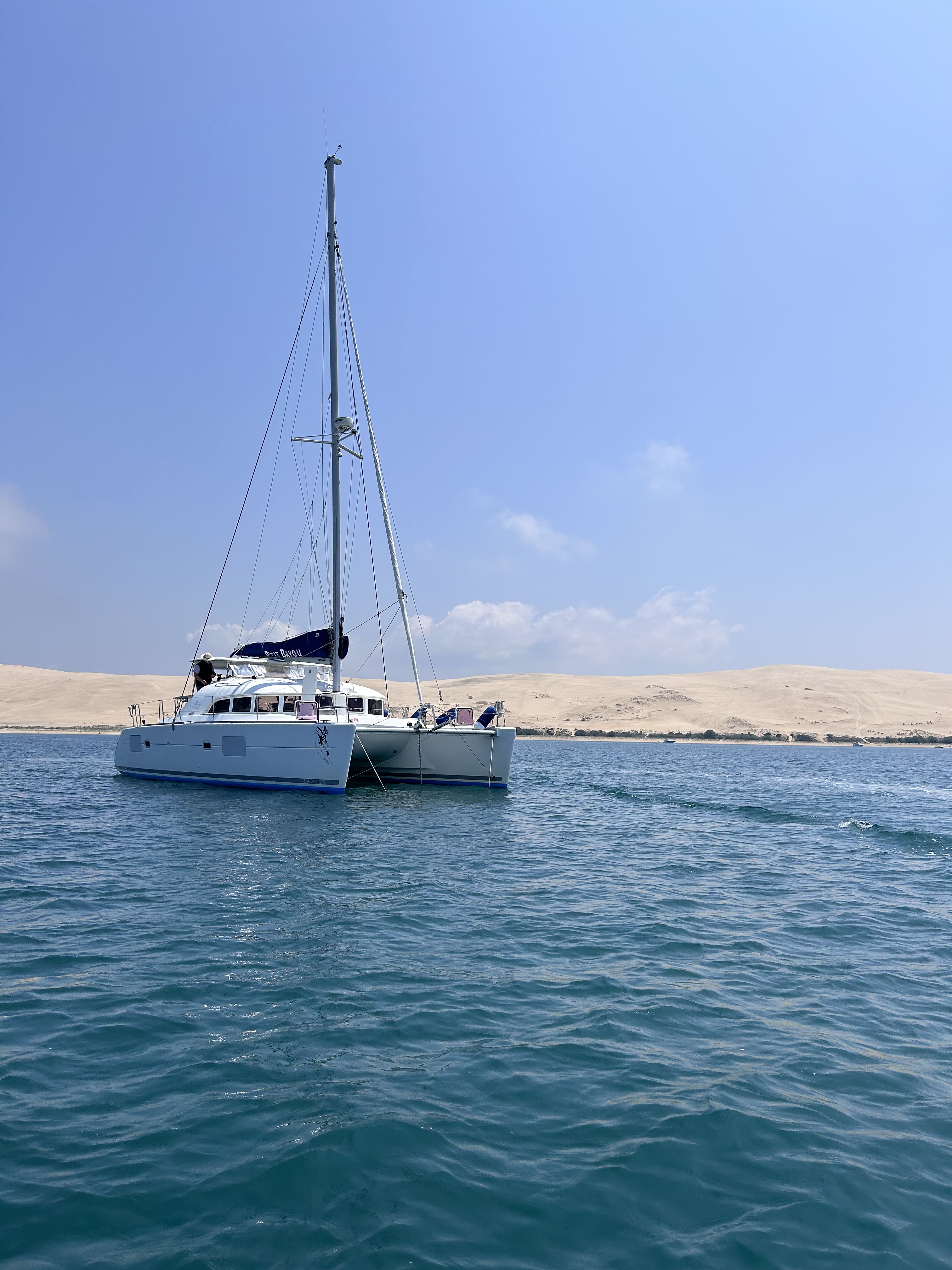 Catamaran P’tit Bayou devant la dune du Pilat