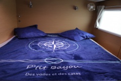 Une des 4 cabines du catamaran de croisière P’tit Bayou