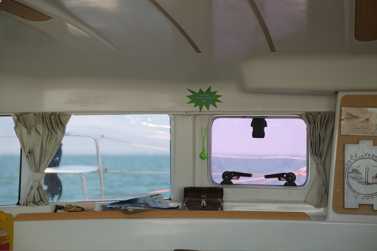 Vue depuis l’intérieur du catamaran